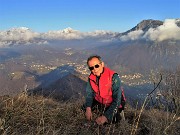 51 Autoscatto con vista panoramica su Serina e verso  le cime Menna-Arera-Grem-Alben tra nubi  sparse vaganti